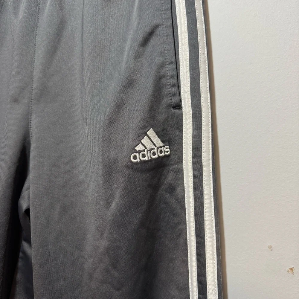 Adidas Boy’s Gray‎ sweatpants with White Stripes. Size L (14-16)